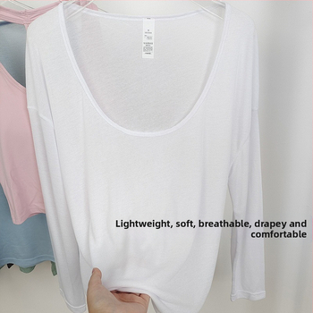Naiste hingav pikkade varrukatega jooga-top, laia lõikega ja U-kaelusega, veidi läbipaistev, nailonist väline kangas, vooder 80% polüester / 20% viskoos.