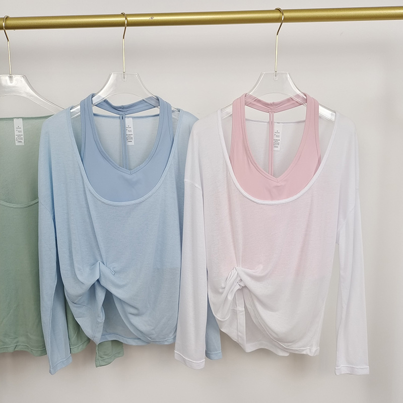 Naiste hingav pikkade varrukatega jooga-top, laia lõikega ja U-kaelusega, veidi läbipaistev, nailonist väline kangas, vooder 80% polüester / 20% viskoos.