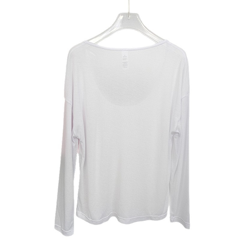 Naiste hingav pikkade varrukatega jooga-top, laia lõikega ja U-kaelusega, veidi läbipaistev, nailonist väline kangas, vooder 80% polüester / 20% viskoos.