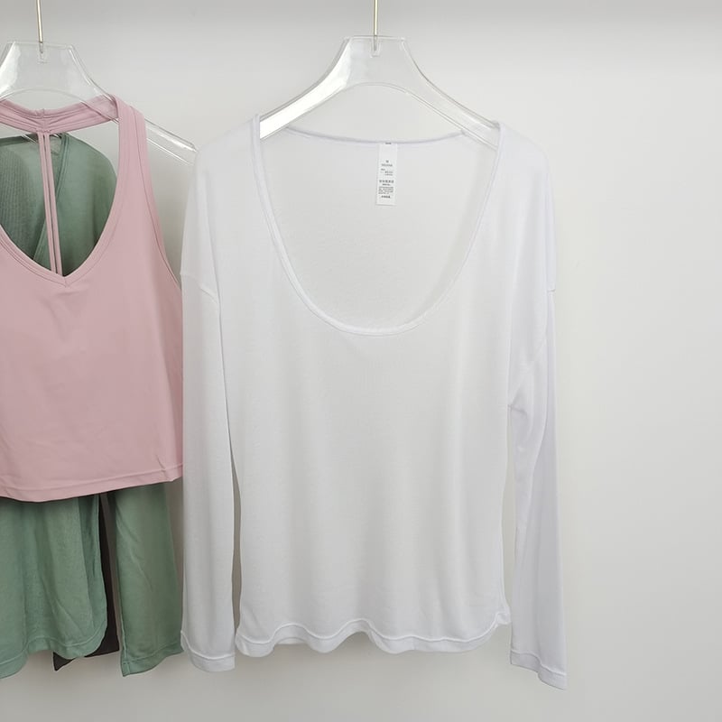 Naiste hingav pikkade varrukatega jooga-top, laia lõikega ja U-kaelusega, veidi läbipaistev, nailonist väline kangas, vooder 80% polüester / 20% viskoos.