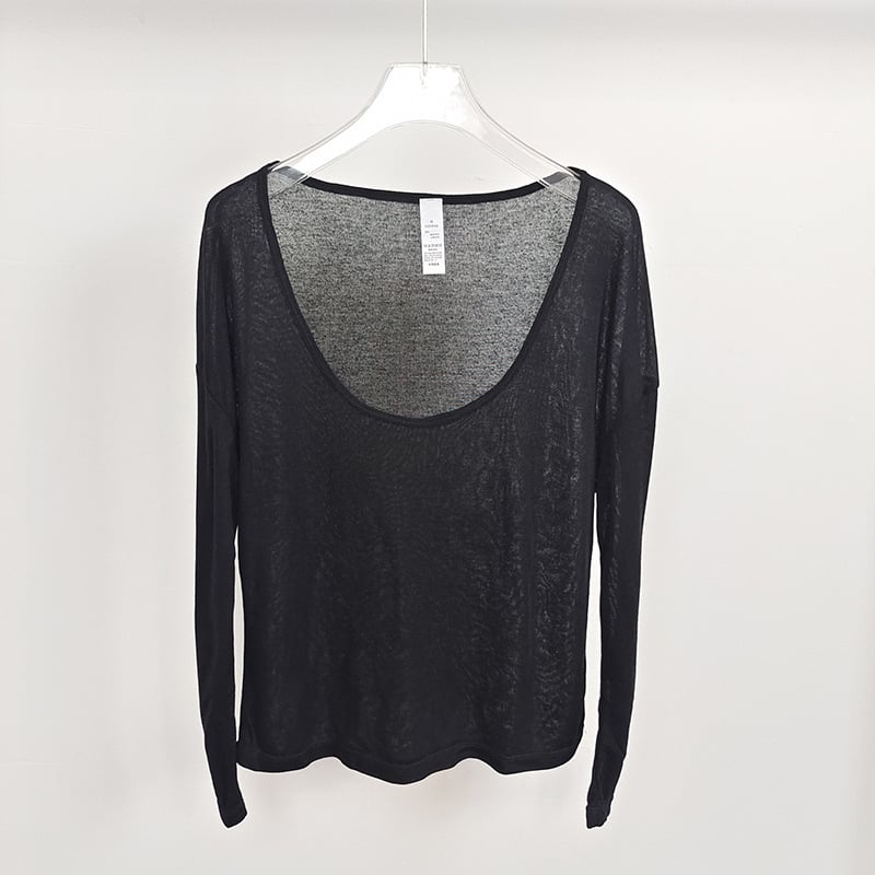 Naiste hingav pikkade varrukatega jooga-top, laia lõikega ja U-kaelusega, veidi läbipaistev, nailonist väline kangas, vooder 80% polüester / 20% viskoos.