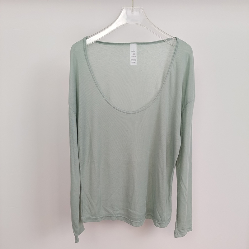 Naiste hingav pikkade varrukatega jooga-top, laia lõikega ja U-kaelusega, veidi läbipaistev, nailonist väline kangas, vooder 80% polüester / 20% viskoos.