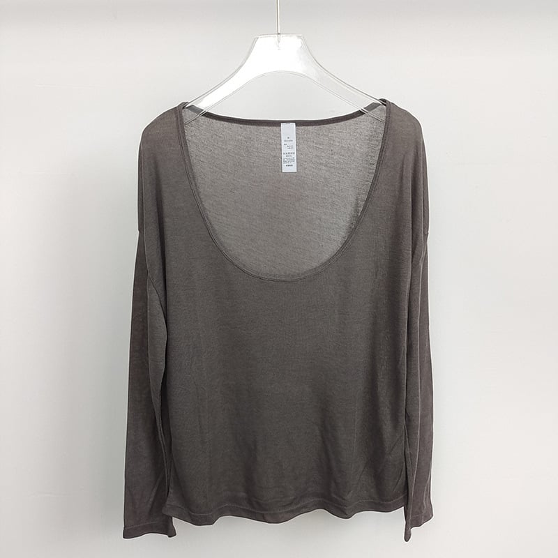 Naiste hingav pikkade varrukatega jooga-top, laia lõikega ja U-kaelusega, veidi läbipaistev, nailonist väline kangas, vooder 80% polüester / 20% viskoos.