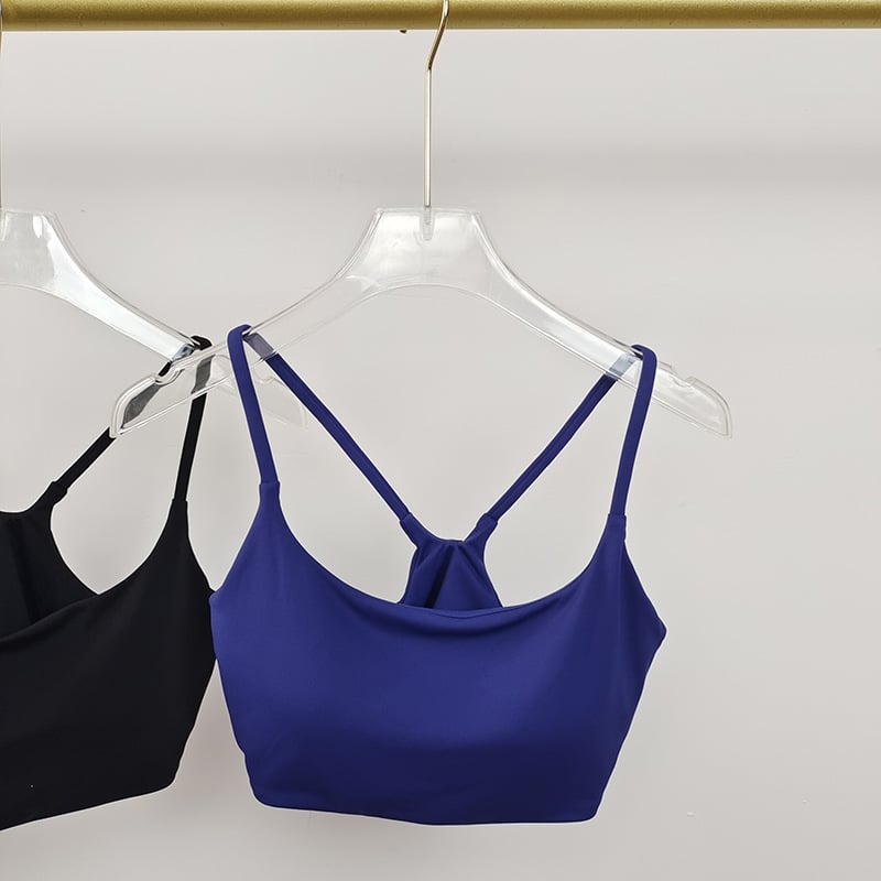 Naiste hingav pikkade varrukatega jooga-top, laia lõikega ja U-kaelusega, veidi läbipaistev, nailonist väline kangas, vooder 80% polüester / 20% viskoos.