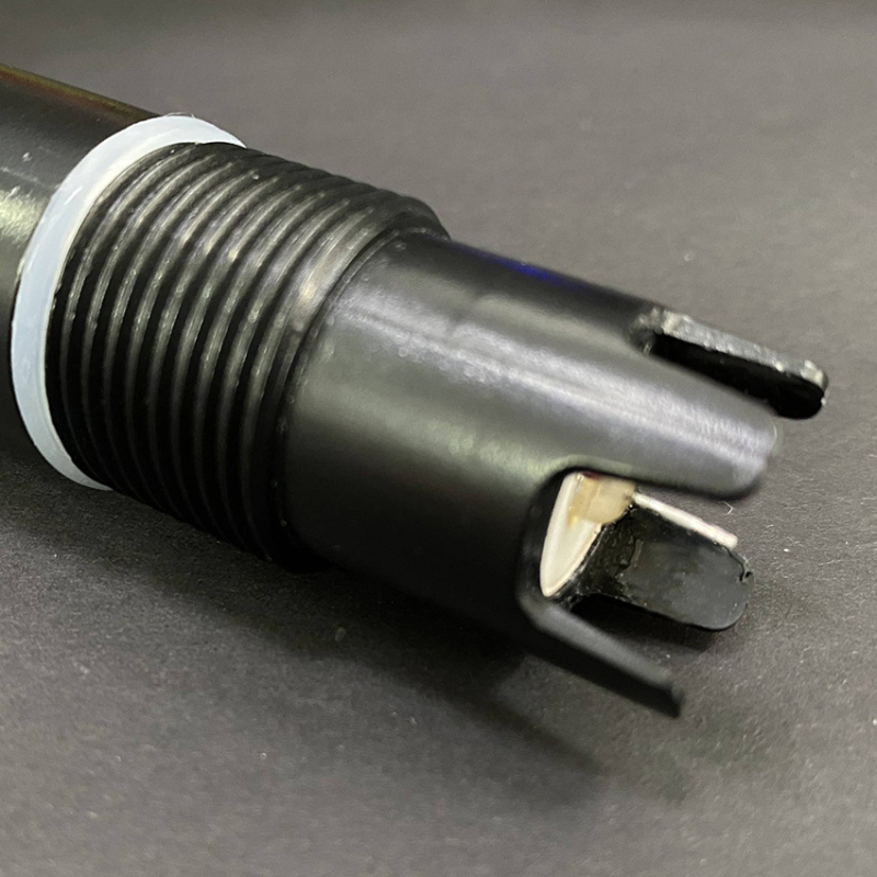 Индустриален онлайн pH измервател с PH композитен електрод, диапазон 0.0–14.0 pH, точност 0.1 pH, температурна компенсация 0–100°C, работна температура 0–60°C