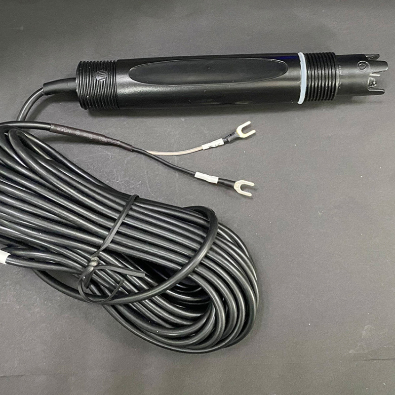 Индустриален онлайн pH измервател с PH композитен електрод, диапазон 0.0–14.0 pH, точност 0.1 pH, температурна компенсация 0–100°C, работна температура 0–60°C