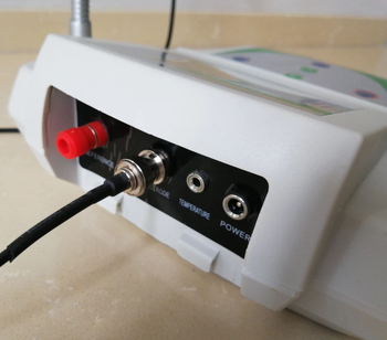Laboratorijski pH mjerač Qiwei PHS-3E s digitalnim LCD zaslonom s pozadinskim osvjetljenjem i staklenom elektrodom (Opseg: -2 do 18.00 pH; Točnost: 0.01; Kompenzacija temperature: 0–65°C; Napajanje: 9V)