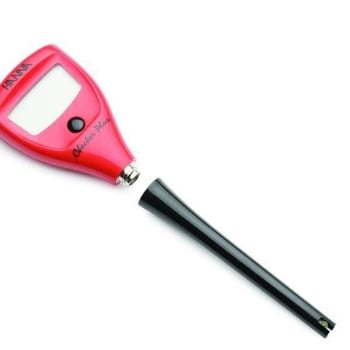 pH-metru portabil Hi98103, interval 0.00–14.00 pH, precizie ±0.2 pH, alimentare cu 2 baterii tip buton 1.5V, temperatură de lucru 0–50°C