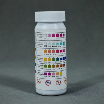 KT-W-6 hordozható vízminőség-elemző — tesztek: teljes keménység, szín, zavarosság és sóoldat-tartalom; mérési tartomány 0–1000; pontosság 1.