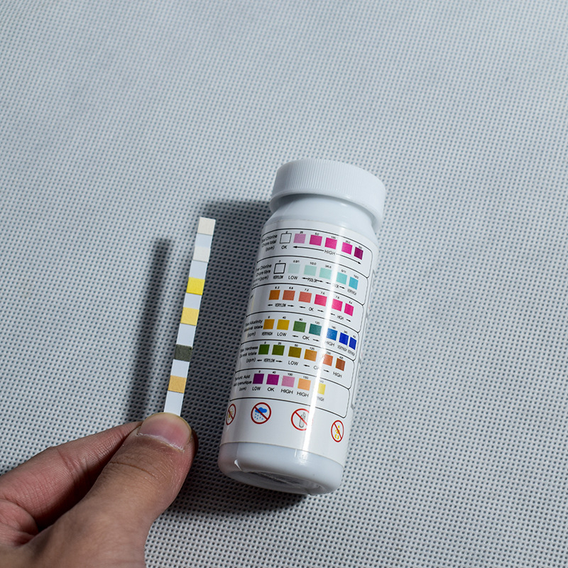 KT-W-6 hordozható vízminőség-elemző — tesztek: teljes keménység, szín, zavarosság és sóoldat-tartalom; mérési tartomány 0–1000; pontosság 1.