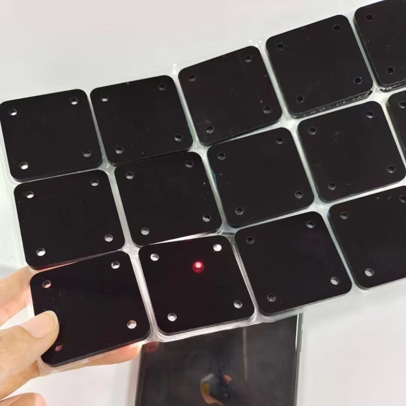 Инфрачервен филтър панел за оборудване, изработен от акрилна плоча и поликарбонат; блокира видима светлина и пропуска инфрачервено.