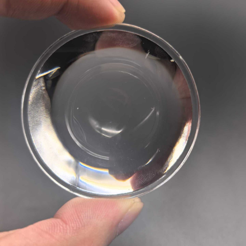 Optikai üvegből készült plano-konvex lencse fény fókuszálására; alkalmas elektromos járművek lámpáihoz és színpadi világításhoz; jellemzők: típus – plano-konvex lencse; anyag – optikai üveg; alkalmazás – fókuszálás; eredet – Jinhua, Zhejiang; nem importált