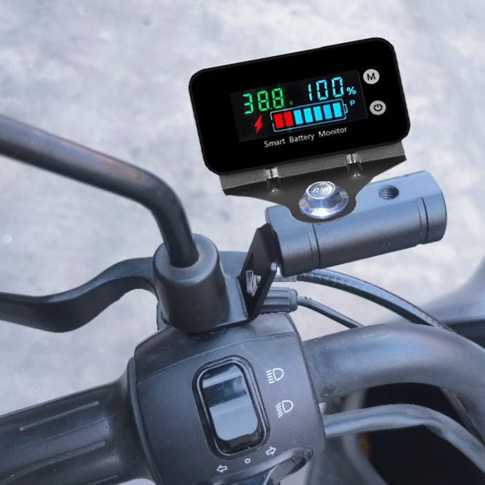 Mjerać napona baterije i stanja napunjenosti za električna vozila, raspon 7-100V; kompatibilan s olovno‑kiselinskim i litijskim baterijama