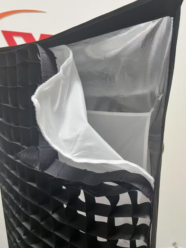 Softbox s hlbokým parabolickým dizajnom, rýchlouzamykací systém, sieťová mriežka, nylonovo- kovová konštrukcia, nosnosť 2 kg