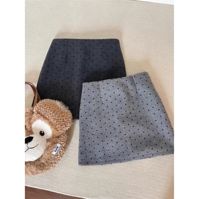 Gyapjú A-vonalú rövid szoknya pöttyös mintával, ősz 2025