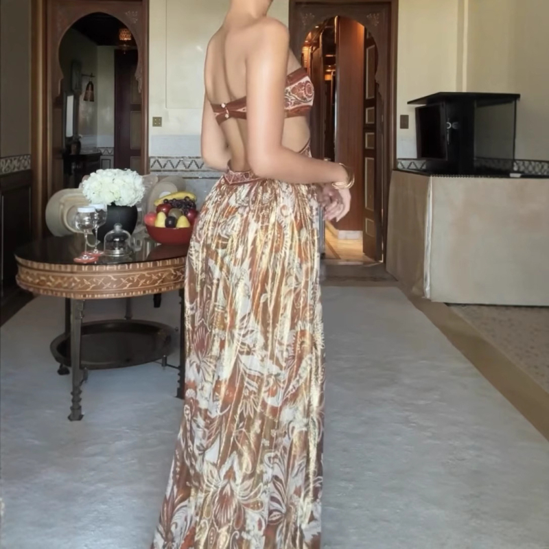 Duga haljina od poliester satin, bez rukava, tube-top stil, visokim strukom, otisak s izrezima
