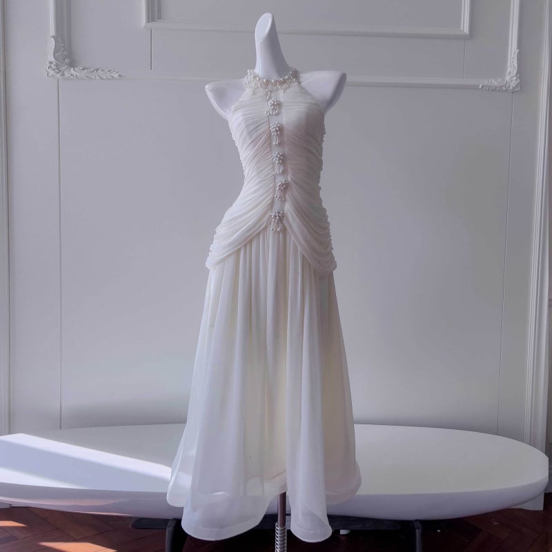 Duža bezrukna haljina s halter vratom, struk seže vezom, jednobojni poliester, plisiranje, elegantna