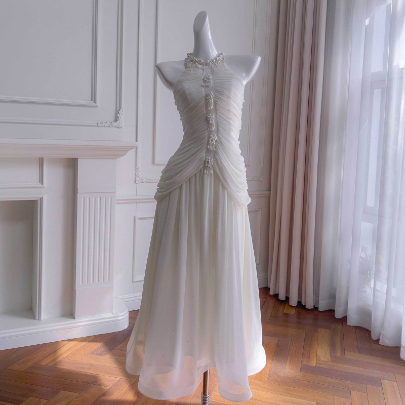 Duža bezrukna haljina s halter vratom, struk seže vezom, jednobojni poliester, plisiranje, elegantna