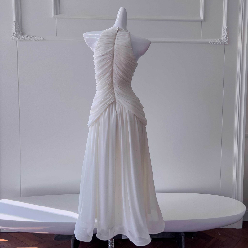 Duža bezrukna haljina s halter vratom, struk seže vezom, jednobojni poliester, plisiranje, elegantna