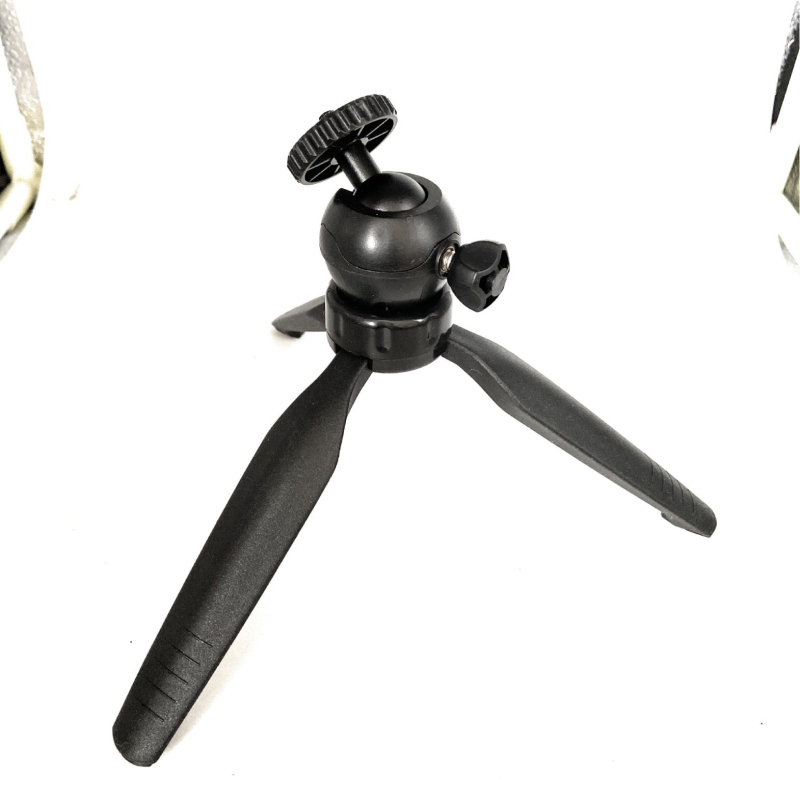 Stolni stalak za mobilno emitiranje — mini stativ s nosačem projektora i dodatnom opremom za kameru; namijenjeno za stolnu uporabu; Nije prilagodljiv; Bez privatne oznake