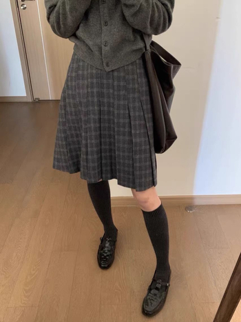 Fustă plisată A-line, lungime midi, model carouri, material din amestec de bumbac, panouri cusute, elasticitate fină, iarna 2024, stil office