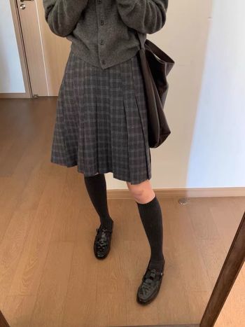 Fustă plisată A-line, lungime midi, model carouri, material din amestec de bumbac, panouri cusute, elasticitate fină, iarna 2024, stil office