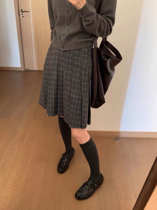 Fustă plisată A-line, lungime midi, model carouri, material din amestec de bumbac, panouri cusute, elasticitate fină, iarna 2024, stil office