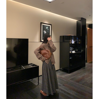 A-vonalú midi szoknya kockás mintával, magas derekú, poliészter