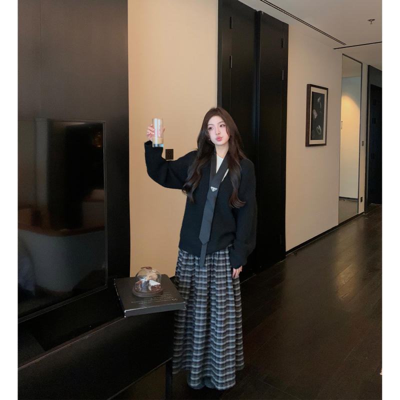 A-vonalú midi szoknya kockás mintával, magas derekú, poliészter