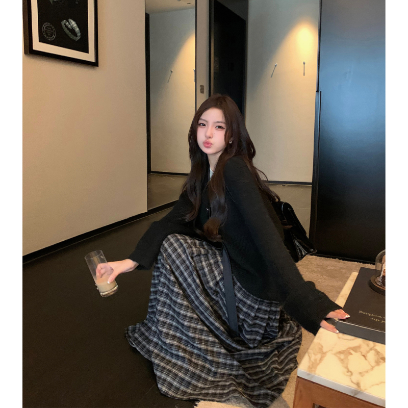 A-vonalú midi szoknya kockás mintával, magas derekú, poliészter