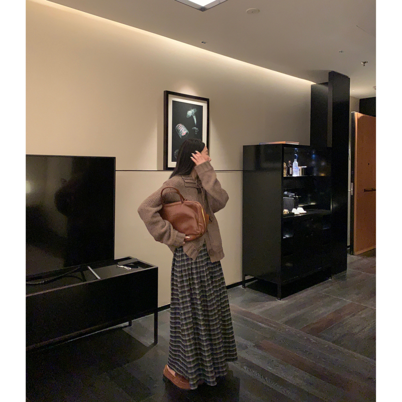 A-vonalú midi szoknya kockás mintával, magas derekú, poliészter