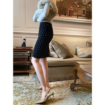 Средно дълга пола с ханш, модел вълнообразни точки, полиестерова материя, микроеластичност, пролет 2025, градски стил