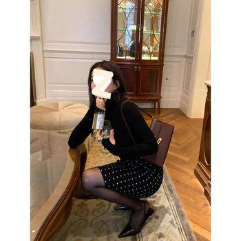 Средно дълга пола с ханш, модел вълнообразни точки, полиестерова материя, микроеластичност, пролет 2025, градски стил