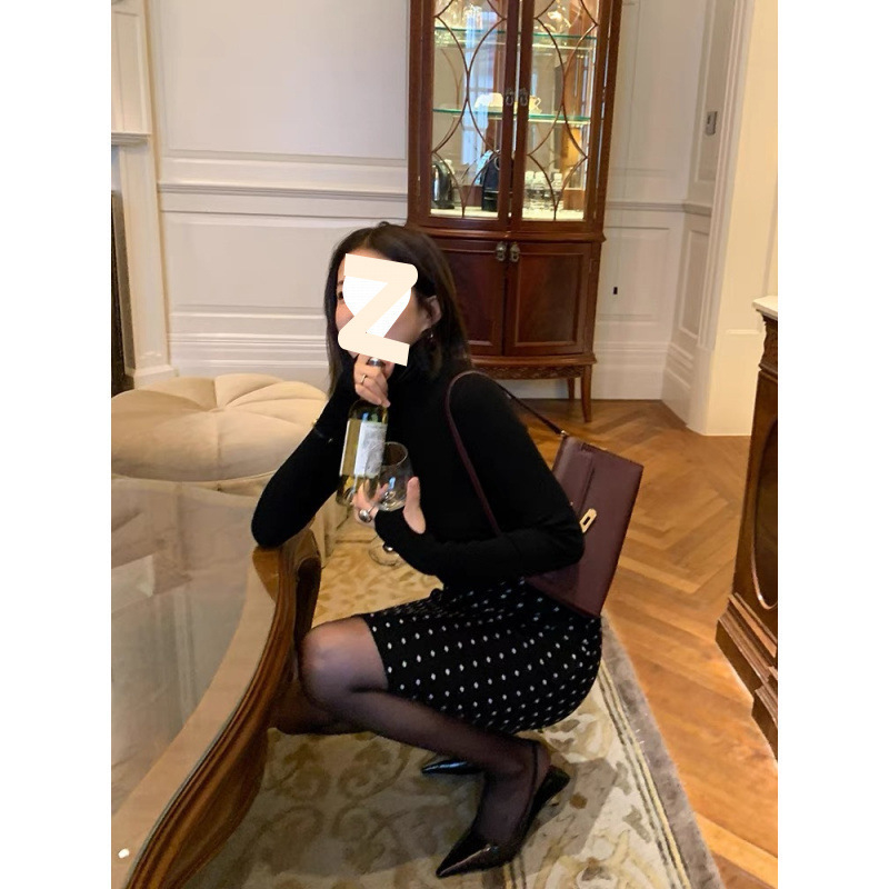 Средно дълга пола с ханш, модел вълнообразни точки, полиестерова материя, микроеластичност, пролет 2025, градски стил