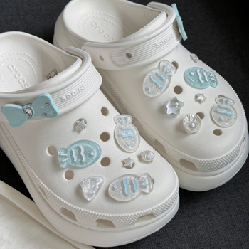 Papuci perforați de tip Crocs, cu motiv de pește din adâncurile mării, catarame în formă de floare și accesorii DIY detașabile