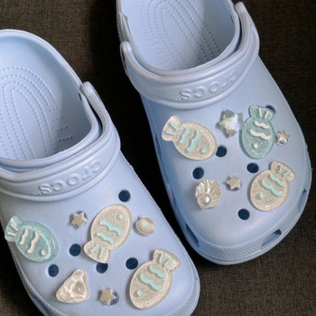 Papuci perforați de tip Crocs, cu motiv de pește din adâncurile mării, catarame în formă de floare și accesorii DIY detașabile