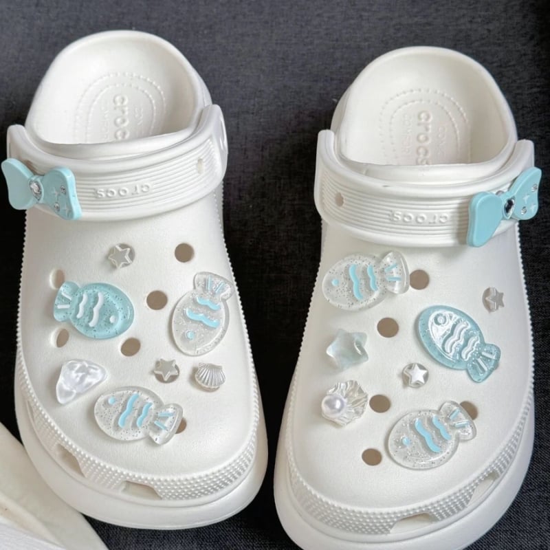 Papuci perforați de tip Crocs, cu motiv de pește din adâncurile mării, catarame în formă de floare și accesorii DIY detașabile