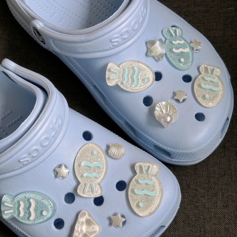Papuci perforați de tip Crocs, cu motiv de pește din adâncurile mării, catarame în formă de floare și accesorii DIY detașabile