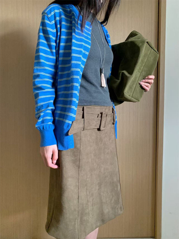 Maillard suede midi suknja s kaišem, collage šivanje, jesen 2025, ravni kroj