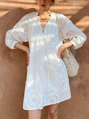 Rochie cu decolteu în V, croială în A, bumbac 100%, fustă scurtă, mâneci 3/4, broderie