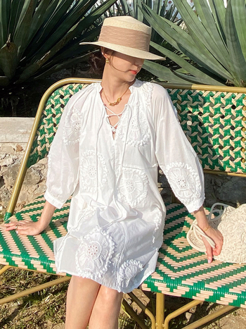 Rochie cu decolteu în V, croială în A, bumbac 100%, fustă scurtă, mâneci 3/4, broderie