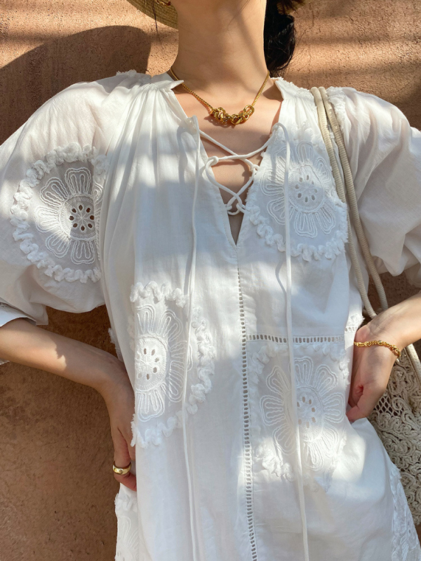 Rochie cu decolteu în V, croială în A, bumbac 100%, fustă scurtă, mâneci 3/4, broderie