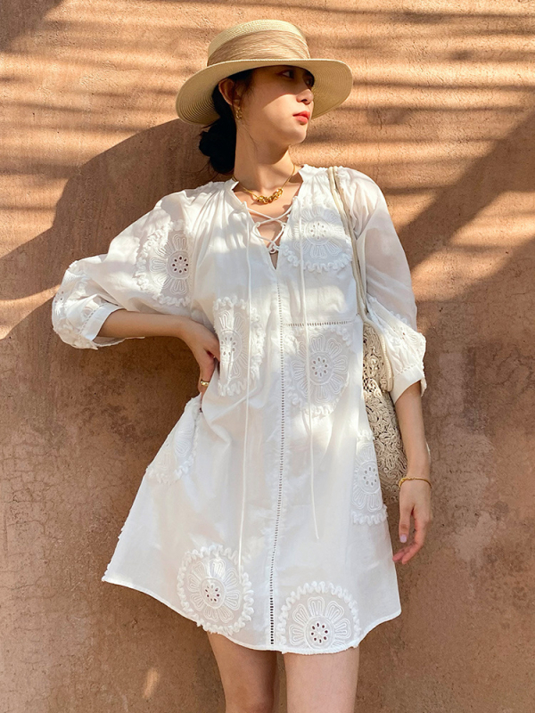 Rochie cu decolteu în V, croială în A, bumbac 100%, fustă scurtă, mâneci 3/4, broderie