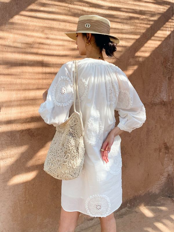 Rochie cu decolteu în V, croială în A, bumbac 100%, fustă scurtă, mâneci 3/4, broderie