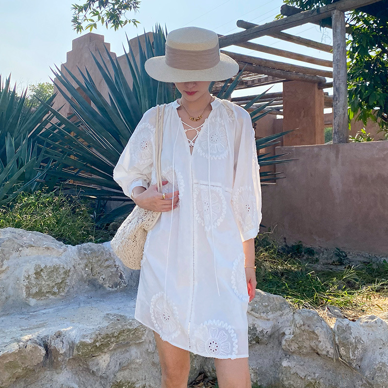 Rochie cu decolteu în V, croială în A, bumbac 100%, fustă scurtă, mâneci 3/4, broderie