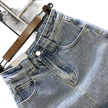 A-linijska denimska suknja s izbrušenim detaljima, zipom i gumbima – pamukasti denim, gradski stil, ljeto 2024