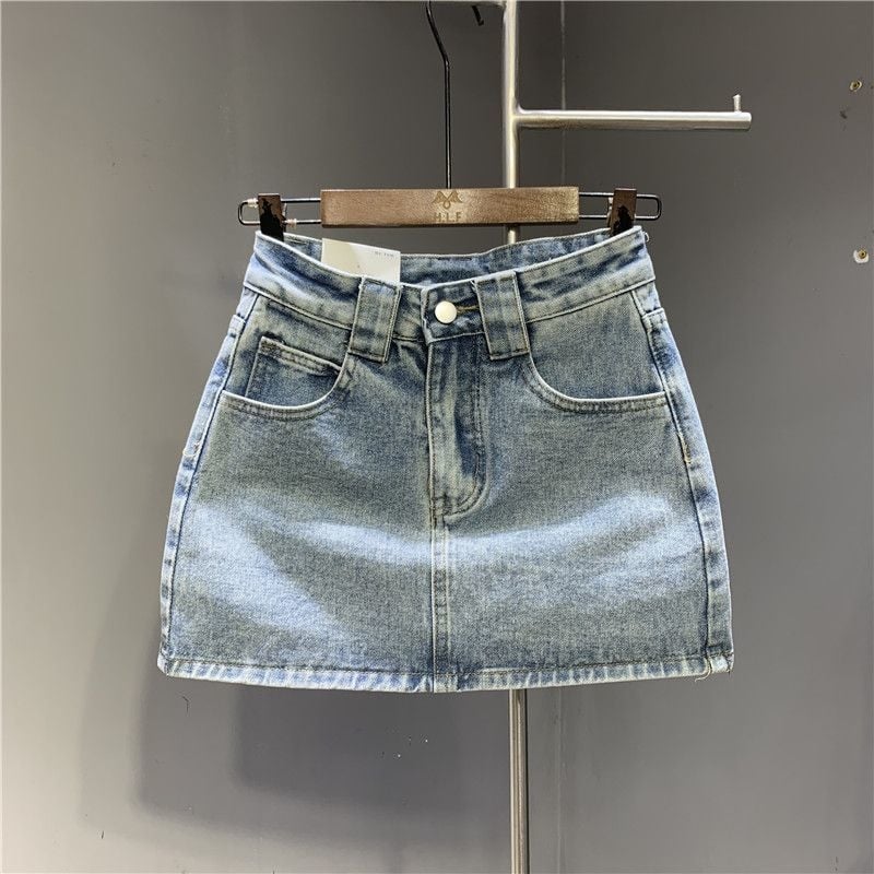 A-linijska denimska suknja s izbrušenim detaljima, zipom i gumbima – pamukasti denim, gradski stil, ljeto 2024