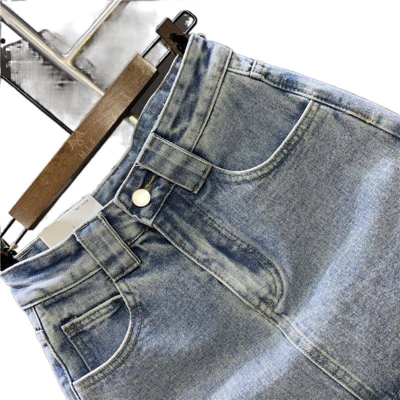 A-linijska denimska suknja s izbrušenim detaljima, zipom i gumbima – pamukasti denim, gradski stil, ljeto 2024