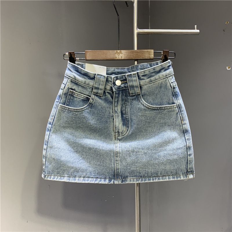 A-linijska denimska suknja s izbrušenim detaljima, zipom i gumbima – pamukasti denim, gradski stil, ljeto 2024
