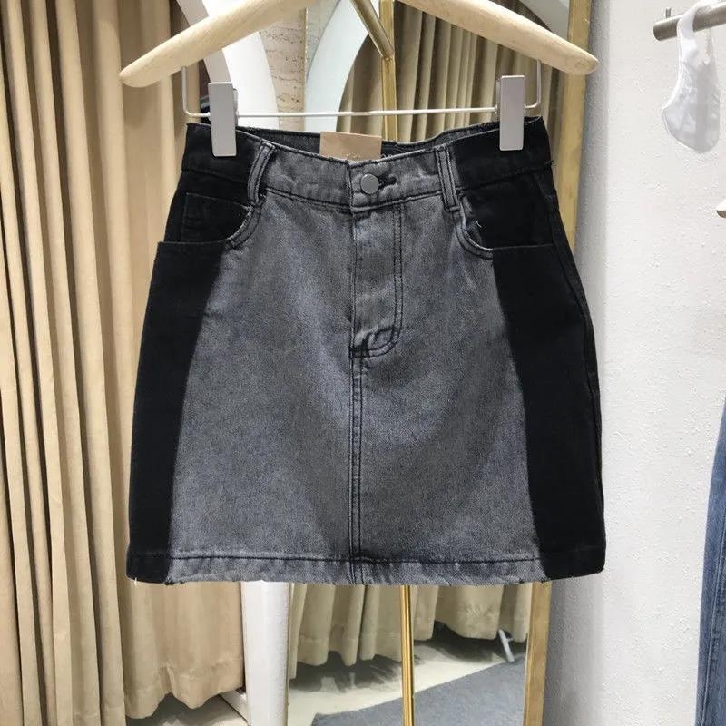 A-linijska denimska suknja s izbrušenim detaljima, zipom i gumbima – pamukasti denim, gradski stil, ljeto 2024